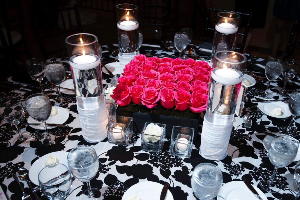 Idei pentru decoratiuni de nunta cu alb, negru si rosu