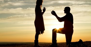 Cat de mult te poti implica in cererea in casatorie pregatita de iubitul tau?