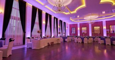 Design original în violet pentru o sala de nunta