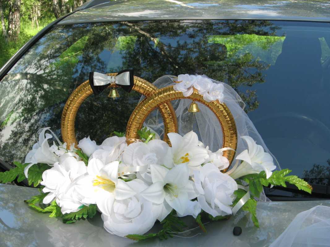Decorarea masinii de nunta cu arc de flori pe capota